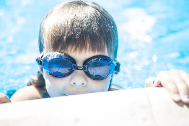 水に慣れる練習をする子供