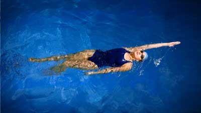 背泳ぎのシングルアームドリル練習